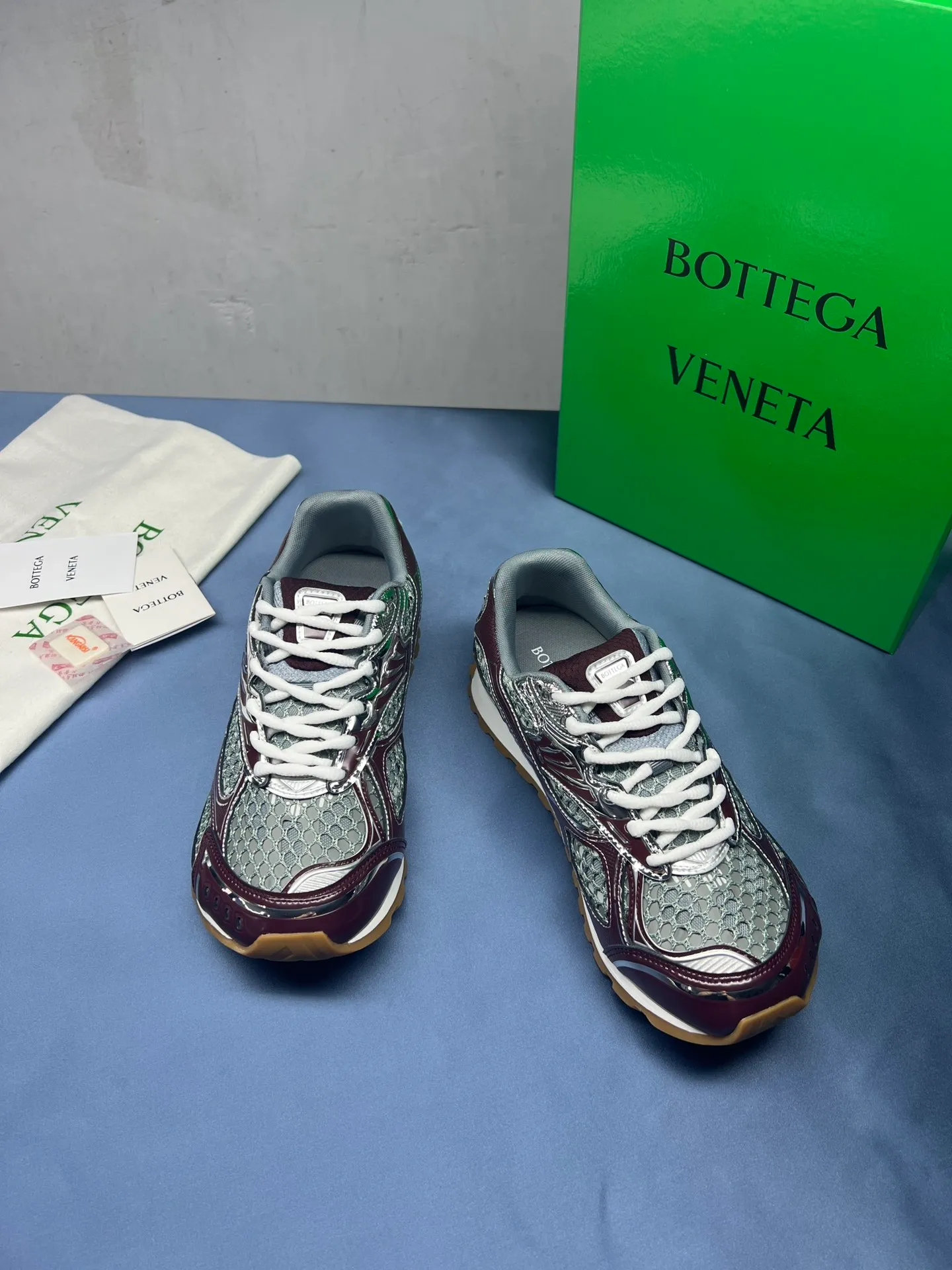 👟👟Ex-factory price 600👟👟 Men's size +10 Real photos 🔥🔥BV Orbit sneakers Wang Yibo's same style couple's dad shoes Runner sneakers, made of lightweight technical mesh fabric. Matched with geometric pattern designed rubber outsole, Wang Zha series high version. Look for the package technology. It is actually a lot taller, but the legs are still slim. Very nice, playable and durable. Matched to the standard💯 Package shoe technology. Look for the high version. The outsole is made of color-blocked TPU outsole. Women's model 35 36 37 38 39 40 41 42 (40 41 42 43 44 45 customized) (Customer logo can be accepted without refund or exchange at a favorable price) Equipped with original packaging